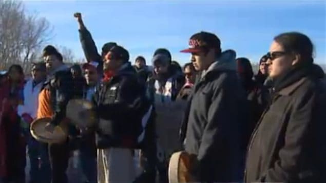 Des manifestants du mouvement Idle No More bloquent le pont de la 14e Rue à Calgary, le 13 janvier 2013. Des manifestants du mouvement Idle No More bloquent le pont de la 14e Rue à Calgary, le 13 janvier 2013.