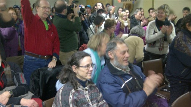 Ovation des opposants à l'exploration pétrolière à l'Hôtel de Ville de Gaspé, lundi soir. Ovation des opposants à l'exploration pétrolière à l'Hôtel de Ville de Gaspé, lundi soir.