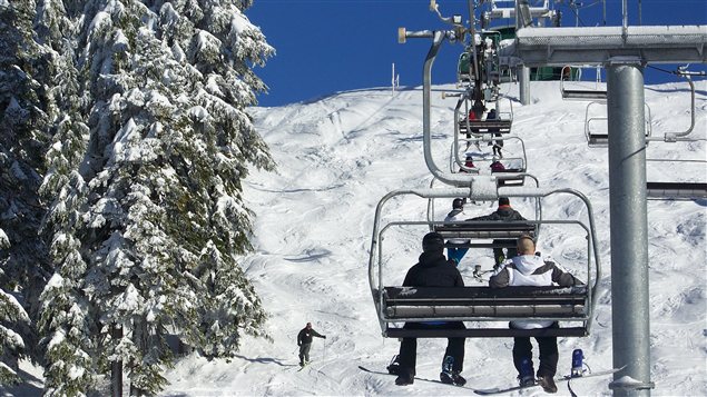 Un télésiège de la station de ski Cypress Mountain à West Vancouver Un télésiège de la station de ski Cypress Mountain à West Vancouver