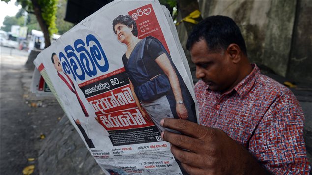 Un Sri-Lankais consulte un journal local dont la une fait état de la destitution de la présidente de la Cour suprême, Shirani Bandaranayake. Un Sri-Lankais consulte un journal local dont la une fait état de la destitution de la présidente de la Cour suprême, Shirani Bandaranayake.