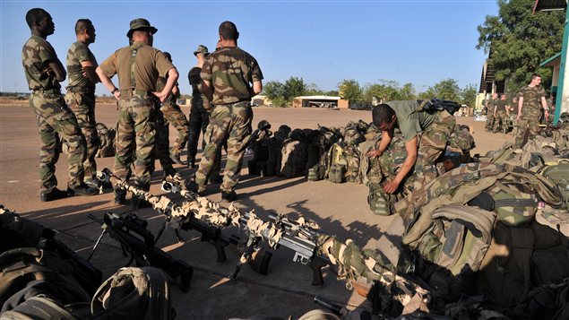 Des soldats français se préparent avant leur déploiement vers Bamako, au Mali, le 14 janvier 2013. Des soldats français se préparent avant leur déploiement vers Bamako, au Mali, le 14 janvier 2013.