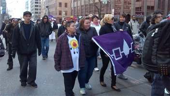 Des manifestants Idle No More au centre-ville de Toronto Des manifestants Idle No More au centre-ville de Toronto