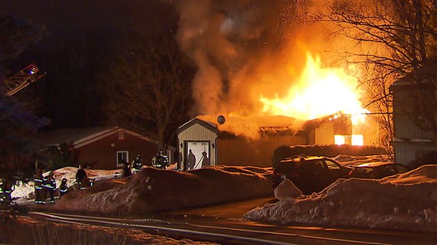La maison était en flammes à l'arrivée des pompiers sur les lieux. La maison était en flammes à l'arrivée des pompiers sur les lieux.
