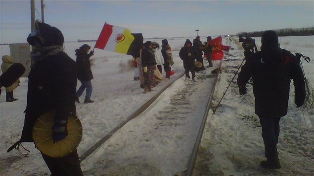 Des manifestants du mouvement Idle No More prennent position sur les rails d'un chemin de fer du Canadien National au Manitoba, le 16 janvier 2013. Des manifestants du mouvement Idle No More prennent position sur les rails d'un chemin de fer du Canadien National au Manitoba, le 16 janvier 2013.