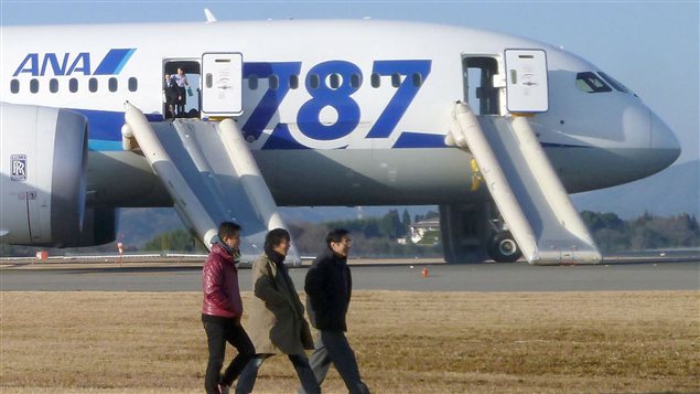 Des passagers quittent un appareil Dreamliner de la compagnie All Nippon Airways, après un atterrissage d'urgence au Japon Des passagers quittent un appareil Dreamliner de la compagnie All Nippon Airways, après un atterrissage d'urgence au Japon