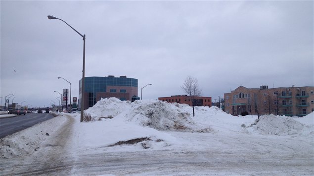 Emplacement du futur immeuble à logements de Réseau Sélection, sur l'avenue Québec, dans le centre-ville de Rouyn-Noranda Emplacement du futur immeuble à logements de Réseau Sélection, sur l'avenue Québec, dans le centre-ville de Rouyn-Noranda