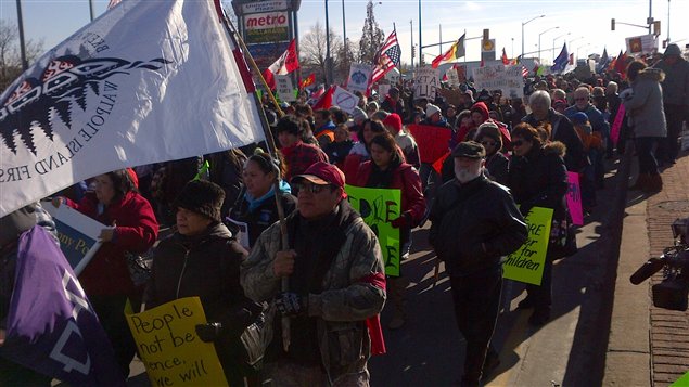 Des manifestants marchent le long du chemin Huron Church à Windsor. Des manifestants marchent le long du chemin Huron Church à Windsor.