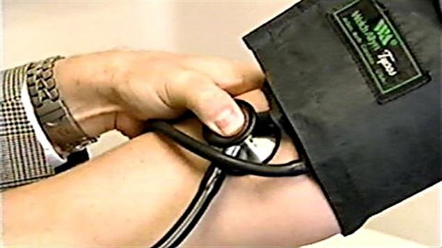 Un médecin prend la pression de son patient. Un médecin prend la pression de son patient.