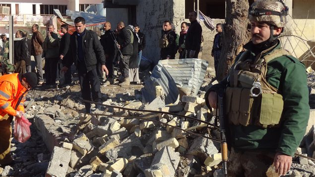 Des Irakiens inspectent les lieux d'un attentat à la voiture piégée survenu à Kirkouk, à 240 km au nord de Bagdad. Des Irakiens inspectent les lieux d'un attentat à la voiture piégée survenu à Kirkouk, à 240 km au nord de Bagdad.