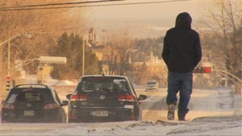 Marcher à -25°C, une rue, à Saguenay Marcher à -25°C, une rue, à Saguenay