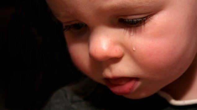 Un jeune garçon pleure Un jeune garçon pleure