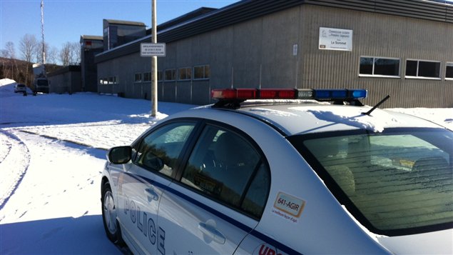Les policiers sont encore présents jeudi matin à l'école Le Sommet de Charlesbourg. Les policiers sont encore présents jeudi matin à l'école Le Sommet de Charlesbourg.