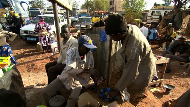 Des dizaines de milliers de Maliens trouvent refuge dans la capitale Bamako en raison des combats. Des dizaines de milliers de Maliens trouvent refuge dans la capitale Bamako en raison des combats.