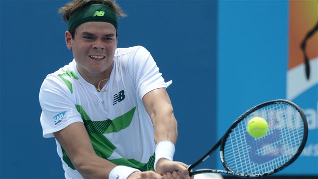 Le Canadien Milos Raonic atteint le troisième tour à Melbourne avec une victoire de 7-6, 6-2 et 6-3 contre le Tchèque Lukas Rosol. Le Canadien Milos Raonic atteint le troisième tour à Melbourne avec une victoire de 7-6, 6-2 et 6-3 contre le Tchèque Lukas Rosol.