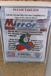 La dernière édition du Morris Mirror parue vendredi comporte des excuses et des lettres de soutien. La dernière édition du Morris Mirror parue vendredi comporte des excuses et des lettres de soutien.