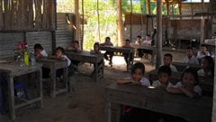Des élèves de l'école élémentaire de Pakxoun, au Laos, sont assis dans leur bâtiment décrépi. Des élèves de l'école élémentaire de Pakxoun, au Laos, sont assis dans leur bâtiment décrépi.