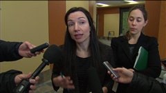 La ministre des Ressources naturelles, Martine Ouellet, indique la position du gouvernement sur le différend qui oppose la Ville de Gaspé à Pétrolia. La ministre des Ressources naturelles, Martine Ouellet, indique la position du gouvernement sur le différend qui oppose la Ville de Gaspé à Pétrolia.