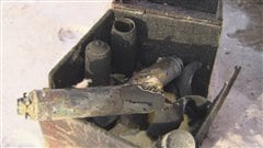 Ce qui reste des contenants de mousse de polyuréthane après l'explosion Ce qui reste des contenants de mousse de polyuréthane après l'explosion