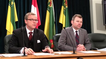Brad Wall annonce la baisse des coûts des médicaments génériques. Brad Wall annonce la baisse des coûts des médicaments génériques.