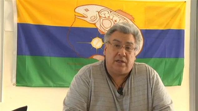 Le chef de Kitchenuhmaykoosib, Donny Morris a publié un message vidéo sur le site web de la communauté.
Le chef de Kitchenuhmaykoosib, Donny Morris a publié un message vidéo sur le site web de la communauté.