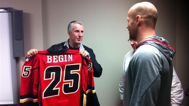 Steve Bégin reçoit son chandail des mains de l'entraîneur-chef des Flames, Bob Hartley. Steve Bégin reçoit son chandail des mains de l'entraîneur-chef des Flames, Bob Hartley.