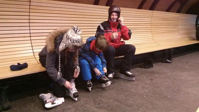 Guy Potvin et ses deux petits-enfants, Ariane et Alex, sont parmi les premiers à se lancer sur la patinoire du canal cet hiver. Guy Potvin et ses deux petits-enfants, Ariane et Alex, sont parmi les premiers à se lancer sur la patinoire du canal cet hiver.