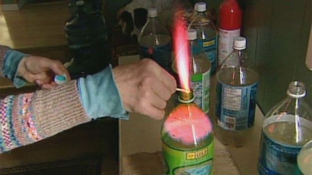 Jessica Ernst affime qu'il y a tellement de méthane dans son eau qu'elle peut y mettre le feu. Jessica Ernst affime qu'il y a tellement de méthane dans son eau qu'elle peut y mettre le feu.