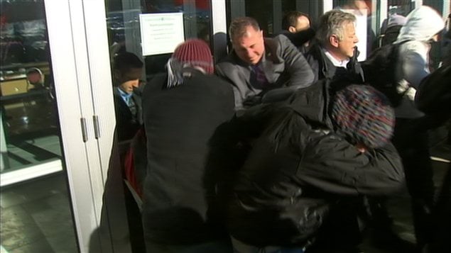 Des manifestants tentent d'entrer dans l'Université de Sherbrooke pendant la rencontre sur le financement des universités. Des manifestants tentent d'entrer dans l'Université de Sherbrooke pendant la rencontre sur le financement des universités.