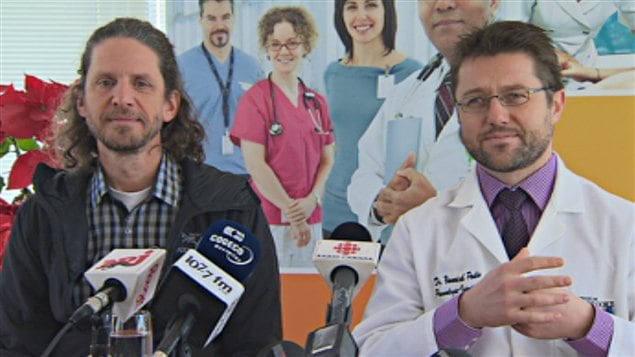Le père de Bohémie Drouin, Guy Drouin et le Dr Yannick Poulin