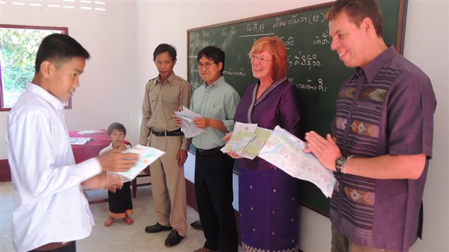 Un élève de cinquième année de l'école élémentaire de Ban Kava au Laos montre son dessin à François Tremblay (avant-plan gauche), Linda Lindsay et Ken Thongsay Phanlouvong, de School for Kids in Laos (SKL), le 17 décembre 2012. Un élève de cinquième année de l'école élémentaire de Ban Kava au Laos montre son dessin à François Tremblay (avant-plan gauche), Linda Lindsay et Ken Thongsay Phanlouvong, de School for Kids in Laos (SKL), le 17 décembre 2012.