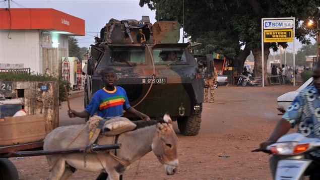Des solfats français patrouillent à Markala, au Mali. Des solfats français patrouillent à Markala, au Mali.
