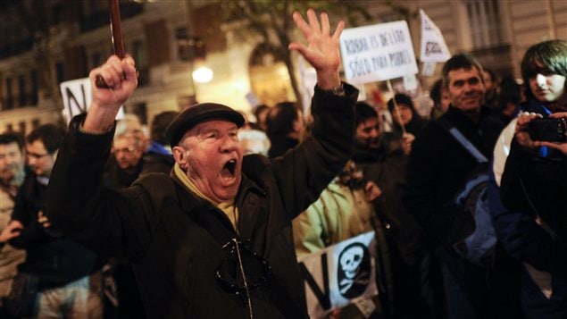 Des manifestants protestent contre les allégations de corruption devant le siège du Parti populaire, à Madrid Des manifestants protestent contre les allégations de corruption devant le siège du Parti populaire, à Madrid