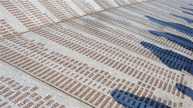 Le mémorial à la mémoire des victimes des massacres de Srebrenica. Le mémorial à la mémoire des victimes des massacres de Srebrenica.
