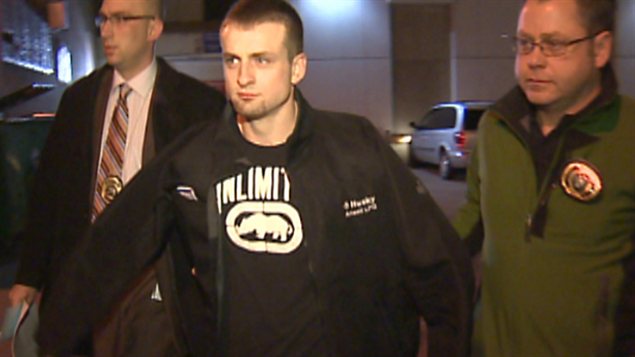 Walker Eli Risling accompagné de policiers à Calgary Walker Eli Risling accompagné de policiers à Calgary