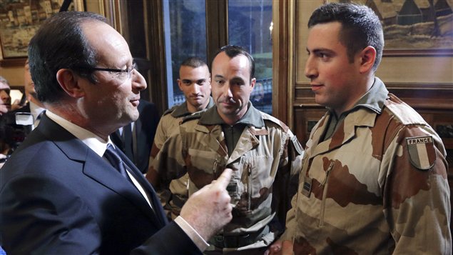 Le président français François Hollande s'est entretenu avec des soldats français, samedi, peu avant leur départ pour le Mali. Le président français François Hollande s'est entretenu avec des soldats français, samedi, peu avant leur départ pour le Mali.
