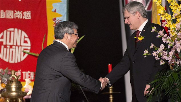 Stephen Harper salue le sénateur Thanh Hai Ngo lors du Nouvel An vietnamien Stephen Harper salue le sénateur Thanh Hai Ngo lors du Nouvel An vietnamien