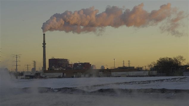 La combustion de charbon destinée à produire de l'électricité crée d'importantes émissions de mercure. La combustion de charbon destinée à produire de l'électricité crée d'importantes émissions de mercure.