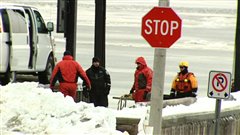 La mauvaise visibilité au fond de l'eau, le froid intense et le fort courant de la rivière compliquent le travail des six plongeurs. La mauvaise visibilité au fond de l'eau, le froid intense et le fort courant de la rivière compliquent le travail des six plongeurs.
