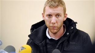 Alexandre Berceaux, un des ex-otages français qui a réussi à s'échapper du site d'In Amenas, participe à une conférence de presse à Pagny-sur-Moselle, en France, le 20 janvier. Alexandre Berceaux, un des ex-otages français qui a réussi à s'échapper du site d'In Amenas, participe à une conférence de presse à Pagny-sur-Moselle, en France, le 20 janvier.