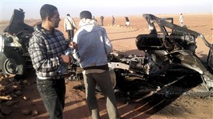 Des hommes examinent les restes d'un véhicule détruit près du site d'In Amenas, en Algérie. Des hommes examinent les restes d'un véhicule détruit près du site d'In Amenas, en Algérie.
