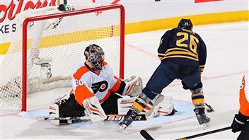Thomas Vanek déjoue Ilya Bryzgalov. Thomas Vanek déjoue Ilya Bryzgalov.
