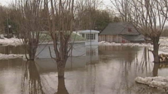 Inondations à Sainte-Brigitte-des-Saults en 2001 Inondations à Sainte-Brigitte-des-Saults en 2001
