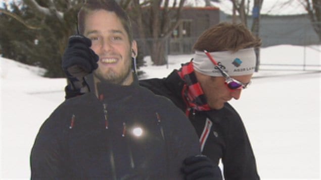 Le coureur cycliste Hugo Houle tient une affiche à l'effigie de son frère Pierrik Le coureur cycliste Hugo Houle tient une affiche à l'effigie de son frère Pierrik
