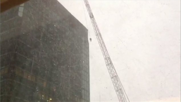 Le poids de la grue est déplacé par le vent et va fracasser un édifice du centre-ville de Montréal. Le poids de la grue est déplacé par le vent et va fracasser un édifice du centre-ville de Montréal.