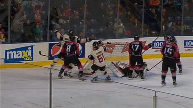 Les Remparts de Québec ont battu les Huskies 3 à 2. Les Remparts de Québec ont battu les Huskies 3 à 2.