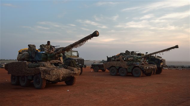 Des blindés français à Bamako, qui s'apprêtent à être déployés au Nord-Mali. Des blindés français à Bamako, qui s'apprêtent à être déployés au Nord-Mali.