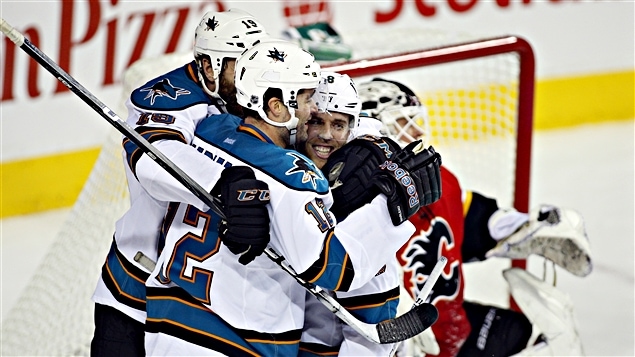 Les Sharks célèbrent un but. Les Sharks célèbrent un but.