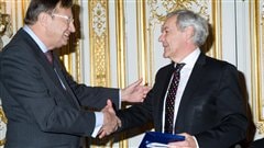 Michel Côté (à la droite), directeur général du Musée de la civilisation, a reçu le Prix Samuel de Champlain 2012 décerné par l'institut France-Canada, des mains de l'Ambassadeur Alfred Siefer-Gaillardin, président de France Amériques et de l'Institut France-Canada. Michel Côté (à la droite), directeur général du Musée de la civilisation, a reçu le Prix Samuel de Champlain 2012 décerné par l'institut France-Canada, des mains de l'Ambassadeur Alfred Siefer-Gaillardin, président de France Amériques et de l'Institut France-Canada.