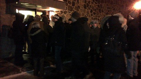 Des personnes sont restées dehors faute de place Des personnes sont restées dehors faute de place