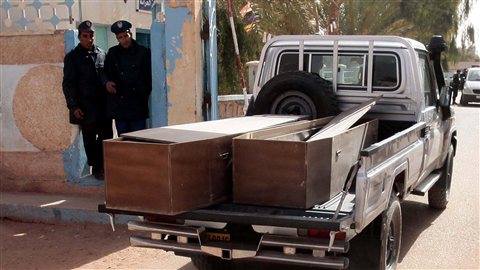 Un camion transporte des cercueils. Un camion transporte des cercueils.